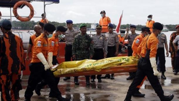 Mais 7 corpos encontrados nos destroços do avião da Air Asia