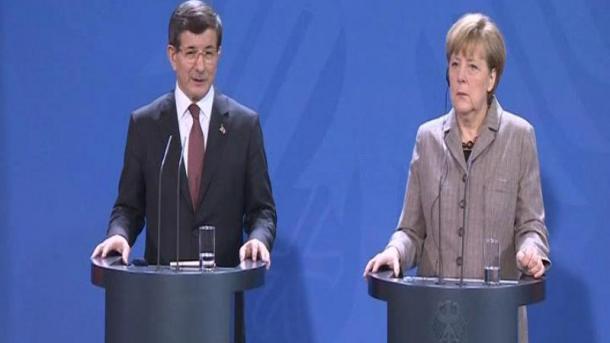 Davutoğlu acogido por su colega Merkel en Alemania