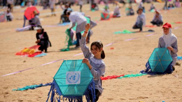 加沙儿童放风筝纪念日本大地震遇难者