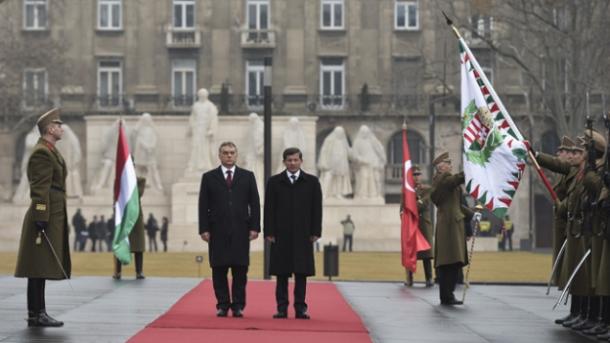 Ünnepélyes keretek között fogadták Davutoğlut 