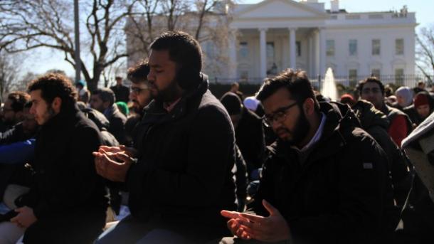 Muçulmanos fazem as suas orações de sexta-feira na Casa Branca