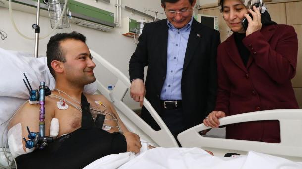 Davutoğlu meglátogatta a sebesült katonákat