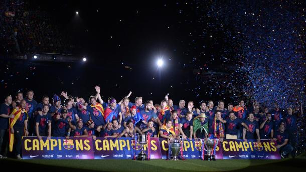 El Barça festeja su triplete a lo máximo en el Camp Nou