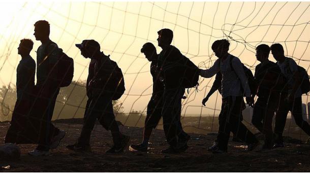 Menedékkérők százai törték át a határkerítést Spanyolországban