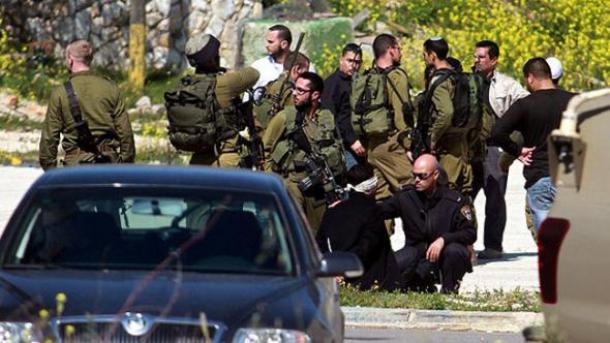以色列士兵拘留3名巴勒斯坦警察