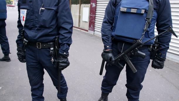 Paris yaxınlığında  silahlı quldurlar 10 işçini girov aldı