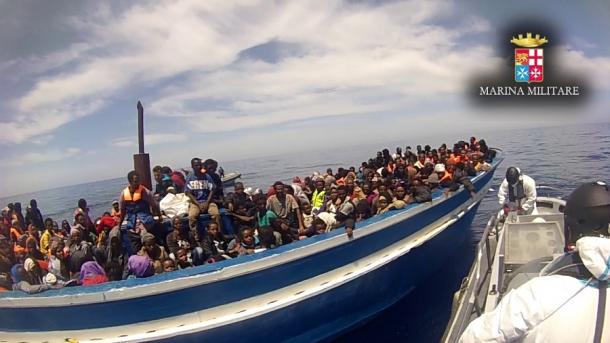 بحیرہ روم میں ڈوبنے سے بچ جانے والے پناہ گزین اٹلی پہنچ گئے