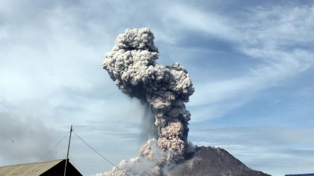 Vulkán miatt zártak le két repteret