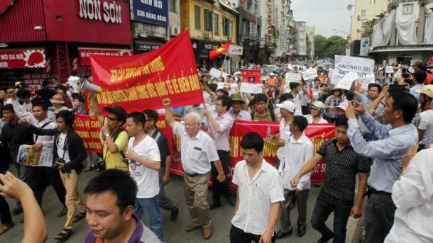 中国外长强烈谴责越南反华骚乱