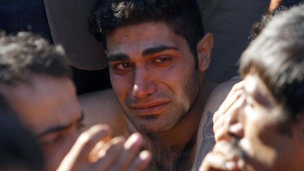 جمعی از ایرانیان مهاجر در مرز مقدونیه لبهای خود را دوختند 