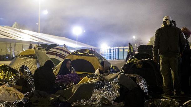 Menekültek ezrei várakoznak az osztrák határon
