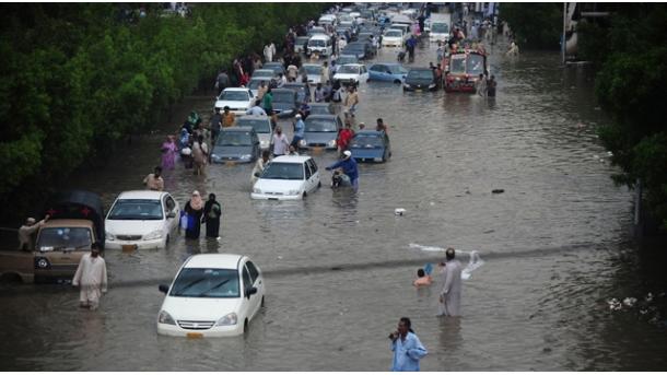 Több tucat áldozat a pakisztáni esőzésekben