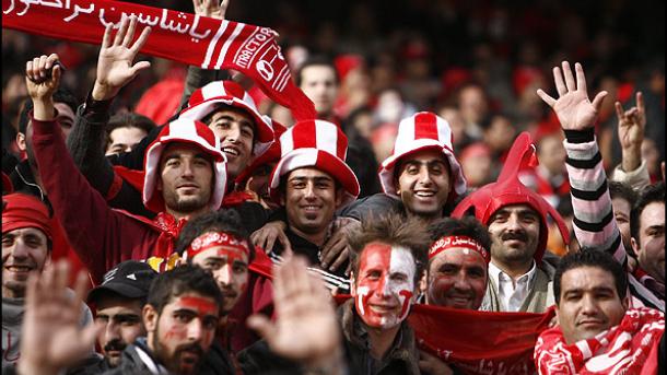 "ایران درب استادیوم های فوتبال را به روی زنان بگشاید"