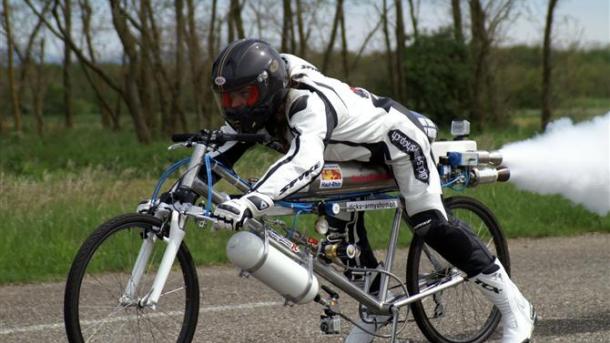 Una straordinaria gara di velocità, tra una bicicletta e Ferrari