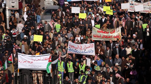 约旦首都安曼举行示威游行活动