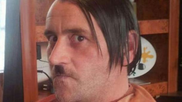 El fundador de PEGIDA disfrazado como Hitler