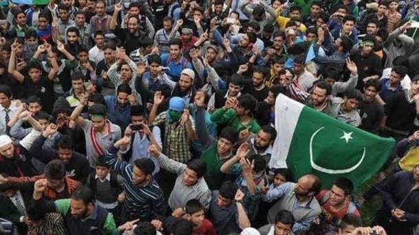 کشمیر میں ایک بار پھر پاکستانی پرچم لہرا دیے گئے 