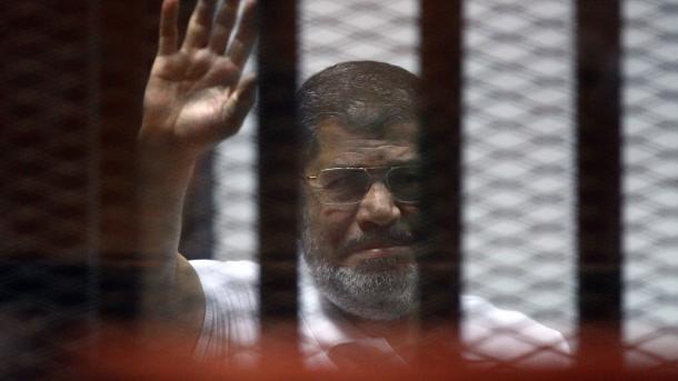 مرسی در قفس شیشه ای: حکومت کودتا به زباله دانی تاریخ خواهد رفت