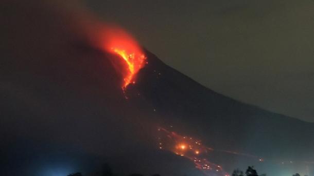 Lávát lövell a Sinabung vulkán