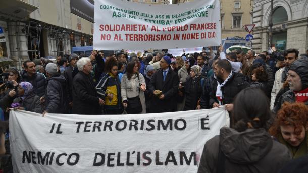 İtaliya başqalasında möselmannar uramğa çıqqan