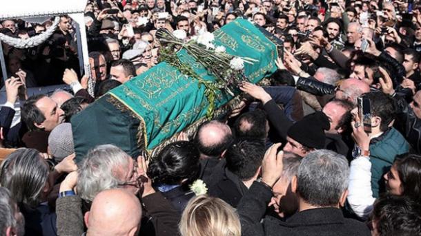 یاشار کمال با خاک زادگاهش در کنار همسرش دفن شد