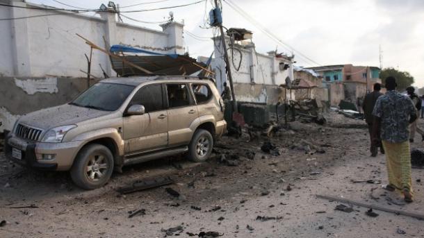 Carro-bomba mata três e deixa cinco feridos em Mogadíscio na Somália