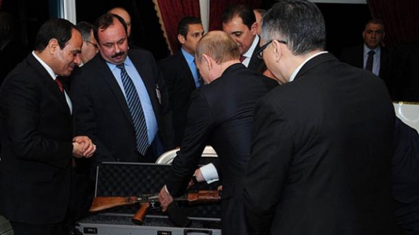 Putyin Kalasnyikovot ajándékozott Szíszinek