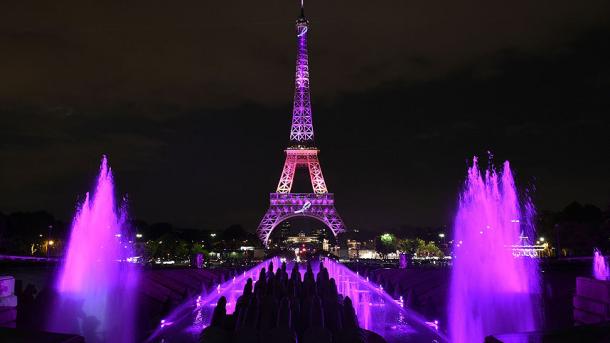 Torre d’Eiffel si tinge in rosa