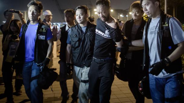 美国呼吁彻查港警殴打示威者事件
