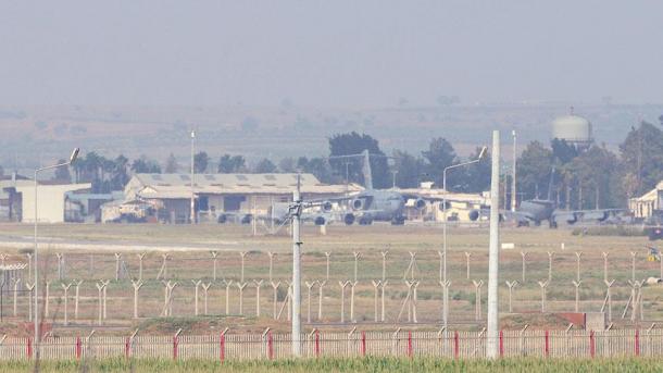  A-10 tipli döyüş tǝyyarǝlǝri  İncirlik bazasına çatıb