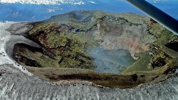 智利比亚里卡火山喷出岩浆