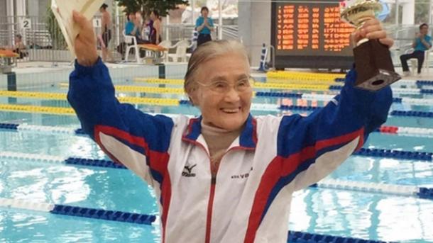 Japonesa centenaria bate el récord mundial de natación 
