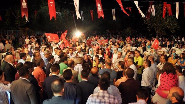 伊斯坦布尔多处放焰火庆祝埃尔多昂接任总统