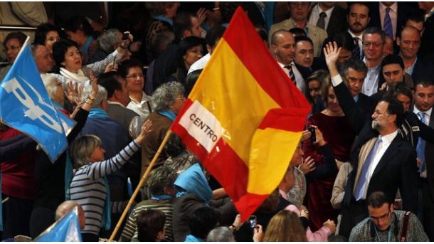 Mariano Rajoy, el "candidato" que lleva su tesis de puerta a pue