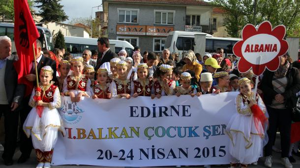 巴尔干儿童代表团在埃迪尔尼