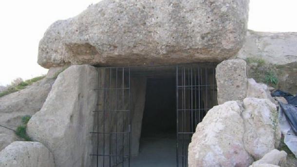 Misterio del dolmen que mira a un gigante de piedra