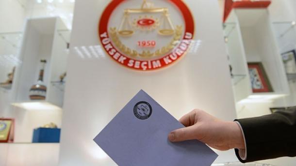 Húsz párt verseng a török választásokon