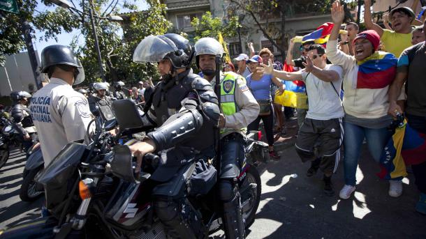 委内瑞拉民众抗议食品紧缺