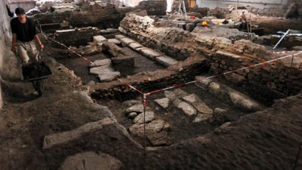 Több ezer római kori ezüstérmét találtak Szófiában egy agyagedén