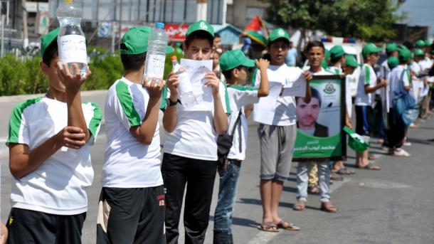 加沙儿童组成"人链"支持在押人员