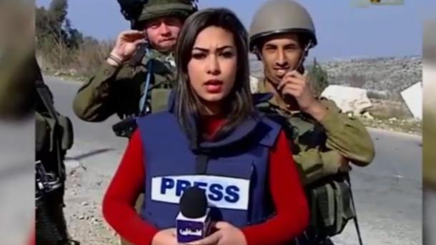 رفتار ناشایست سربازان اسرائیل با روزنامه نگار فلسطینی 