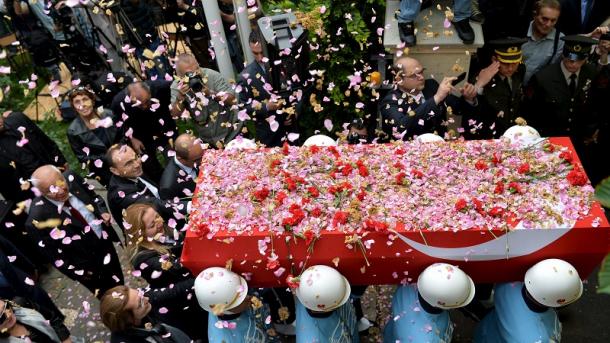 Despedida a Süleyman Demirel con agua de rosas