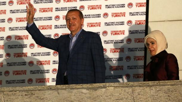 Erdoğan imparte su discurso desde el balcón del centro del AKP