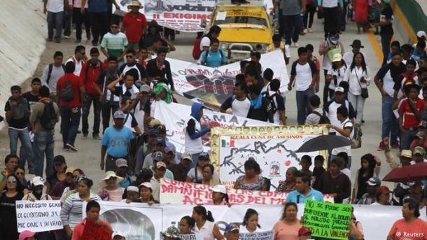 México: padres de los 43 estudiantes lideran marcha de protesta
