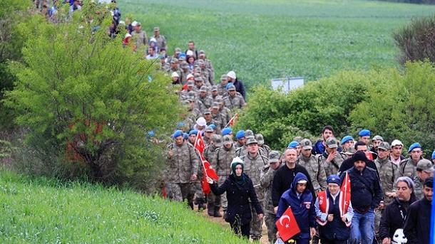 Miles de personas acuden a la Marcha de Fidelidad en Çanakkale