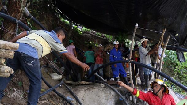Rescatan primeros dos cuerpos de mineros colombianos
