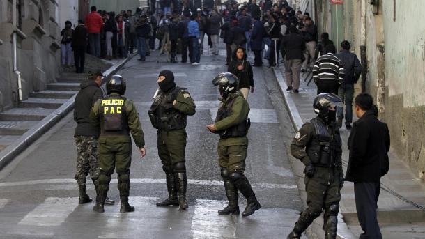 Policías bolivianos se amotinan para exigir mejores salarios
