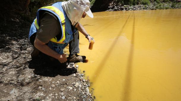 Scurgere de deșeuri toxice în râul Animas din Statele Unite