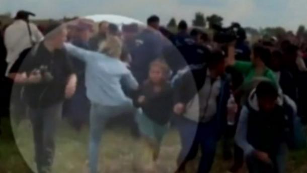 Egy kameraman rúgta fel a menekülteket
