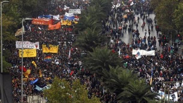 Estudiantes chilenos exigen a Gobierno cambios en educación